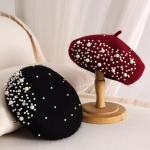 Nová kolekcia: Dámske Čiapky so šiltom červenej farby v elegantnom štýle s perlami 