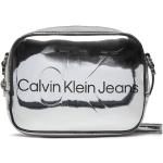 Dámske Crossbody kabelky Calvin Klein Jeans striebornej farby z koženky v zľave 