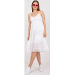 Dámske Čipkované šaty FashionHunters bielej farby s dĺžkou: Pod kolená v zľave 