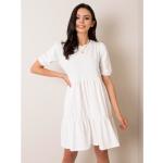Dámske Denné šaty FashionHunters bielej farby z bavlny s okrúhlym výstrihom v zľave 