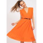 Dámske Denné šaty FashionHunters oranžovej farby z polyesteru Onesize s dĺžkou: Pod kolená v zľave 