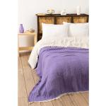 Prehozy na posteľ fialovej farby s jednofarebným vzorom 