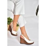 Dámske Sandále na platforme bielej farby v elegantnom štýle klinový opätok vo veľkosti 37 s výškou opätku viac ako 9 cm v zľave na leto 