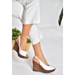 Dámske Sandále na platforme bielej farby v elegantnom štýle klinový opätok vo veľkosti 40 s výškou opätku viac ako 9 cm v zľave na leto 