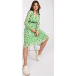 Dámske Denné šaty FashionHunters svetlo zelenej farby s kvetinovým vzorom z viskózy Onesize s dĺžkou: Pod kolená v zľave 