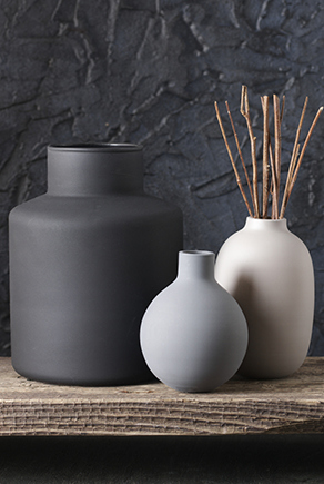Zátišie s troma keramickými vázami v šedej farbe