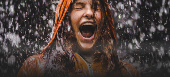 žena v daždi