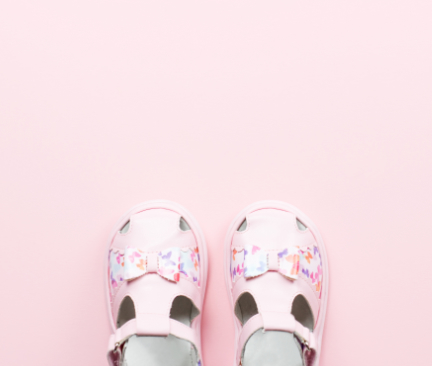 ružové detské topánky na ružovom pozadí