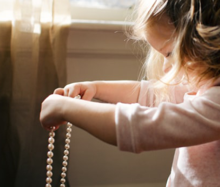 dievčatko s perlami
