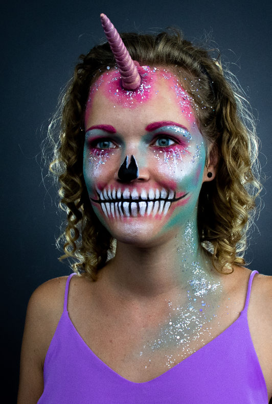 Trblietavý make-up na halloween párty v štýle strašidelný jednorožec