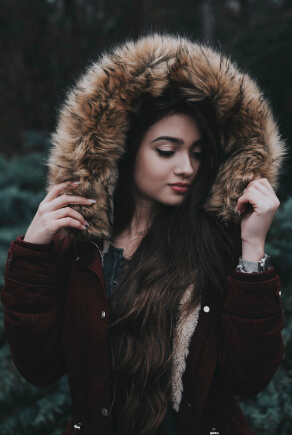 dievča v zimnej bunde s kožušinovou kapucňou