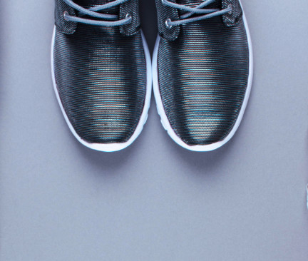 čierne pánske topánky - tenisky  na šedom pozadí