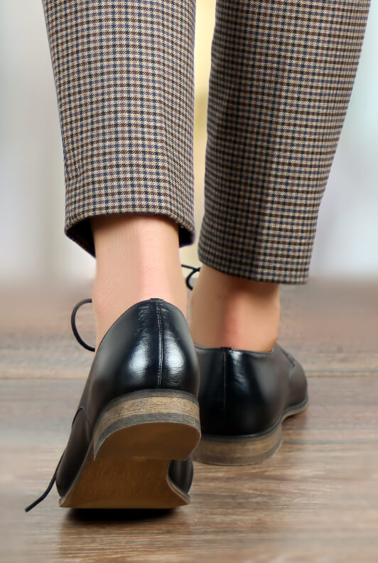 čierne elegantné topánky so vzorovanými nohaviciami