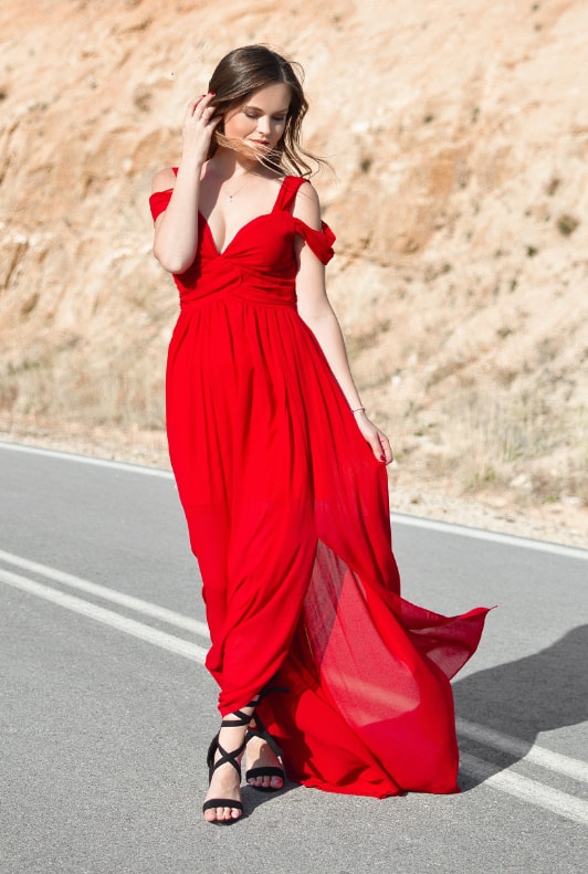 Dievča v dlhých červených šatách s volánmi
