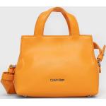 Dámske Designer Crossbody kabelky Calvin Klein oranžovej farby z polyuretánu Vegan v zľave 