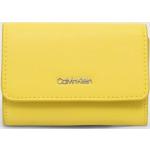 Dámske Designer Malé peňaženky Calvin Klein žltej farby z polyuretánu Vegan v zľave udržateľná móda 