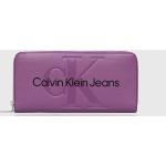 Dámske Kožené peňaženky Calvin Klein Jeans fialovej farby z polyuretánu Vegan v zľave 