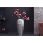 Vázy striebrošedej farby v elegantnom štýle s kvetinovým vzorom z kovu 