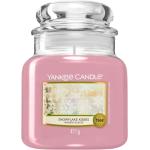 Vonné sviečky Yankee Candle ružovej farby s kvetinovým vzorom z dreva s motívom: Jahoda 