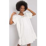 Dámske Denné šaty FashionHunters bielej farby z bavlny s naberanými rukávmi v zľave 