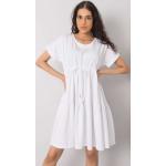 Dámske Denné šaty FashionHunters bielej farby z bavlny s okrúhlym výstrihom s krátkymi rukávmi v zľave 