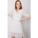 Dámske Denné šaty FashionHunters bielej farby s bodkovaným vzorom z polyesteru v zľave 