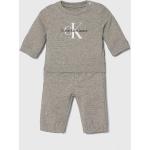 Dojčenské Dojčenské súpravy Calvin Klein Jeans sivej farby z bavlny do 24 mesiacov v zľave 
